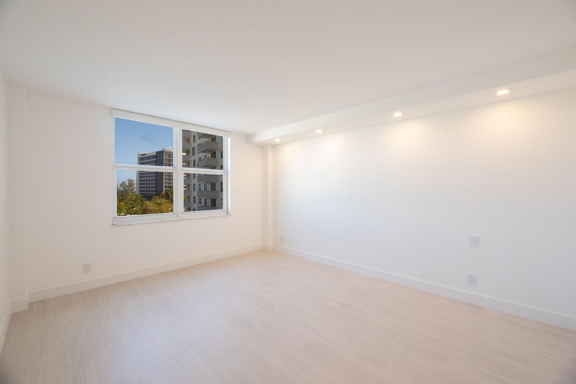 1 Las Olas Circle, Unit 404, Fort Lauderdale, FL 33316 Photo