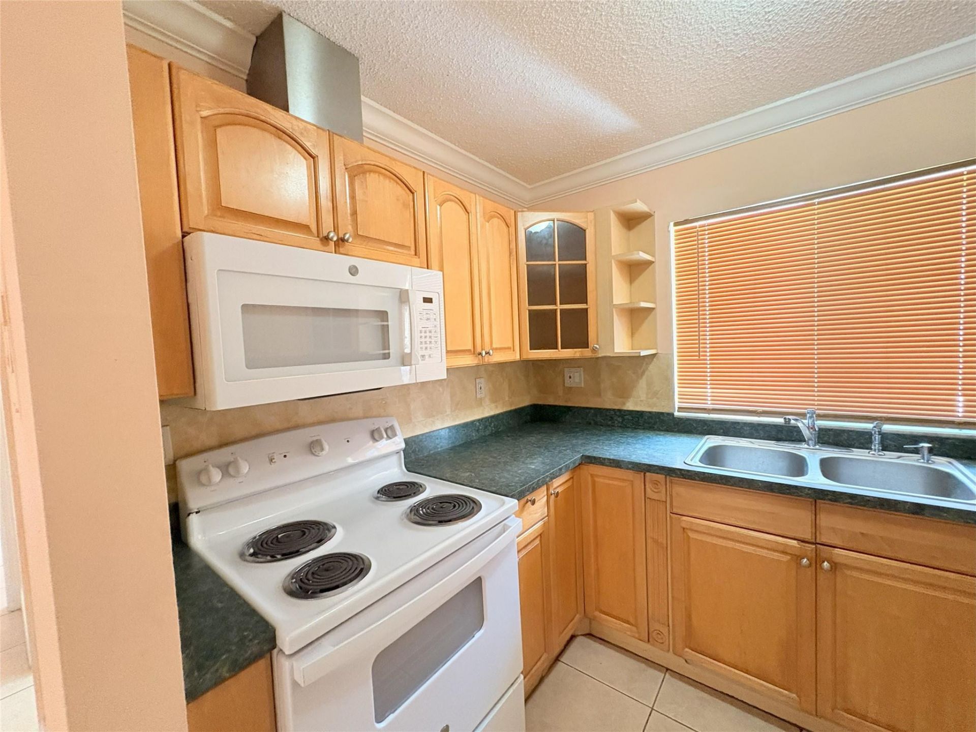 2760 W 62nd Place, Unit 203, Hialeah, FL 33016 Photo