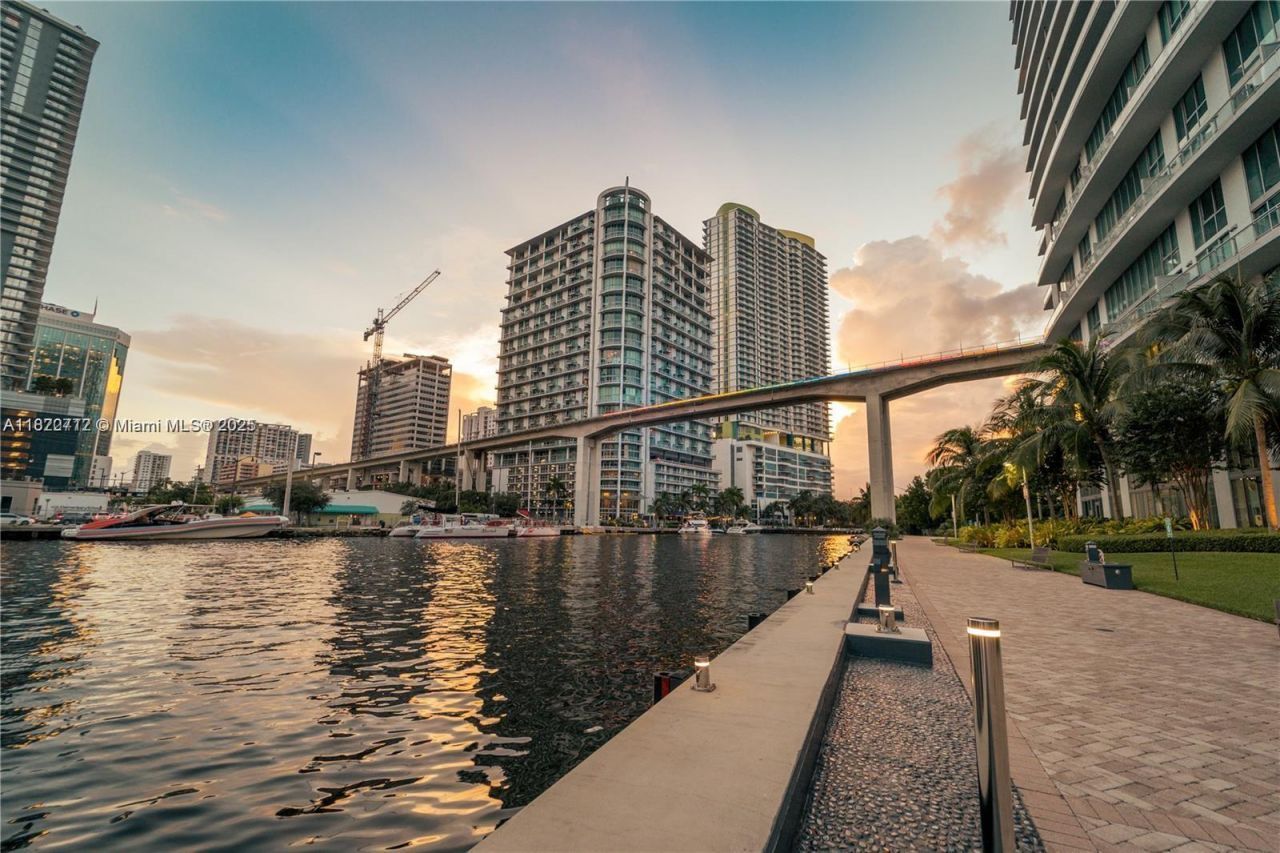 90 SW 3rd St, Unit 3010, Miami, FL 33130 Photo