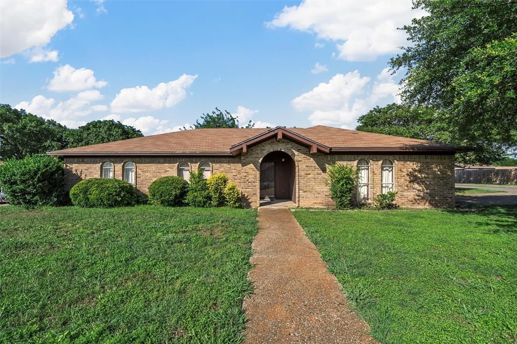 300 Travis Lane, Hewitt, TX 76643 Main Photo