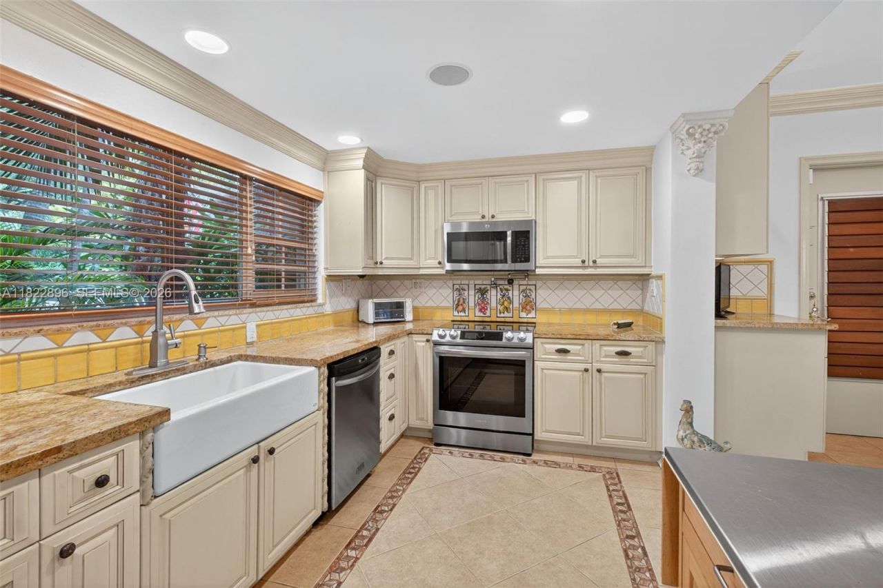 4187 S Le Jeune Rd, Miami, FL 33133 Photo