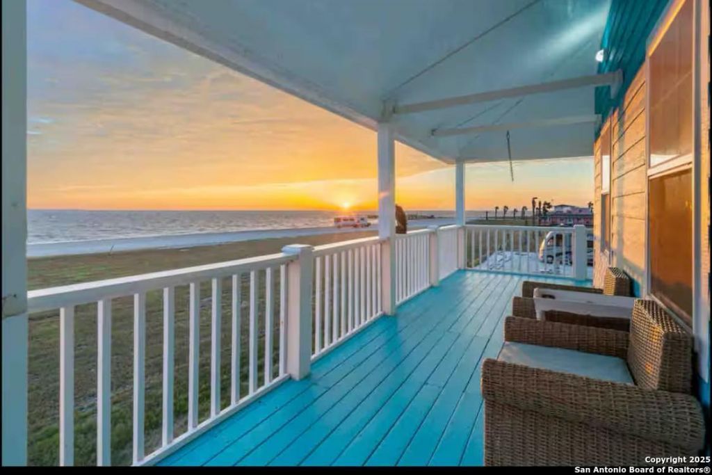 1065 N Ocean Dr, Port Lavaca, TX 77979 Main Photo