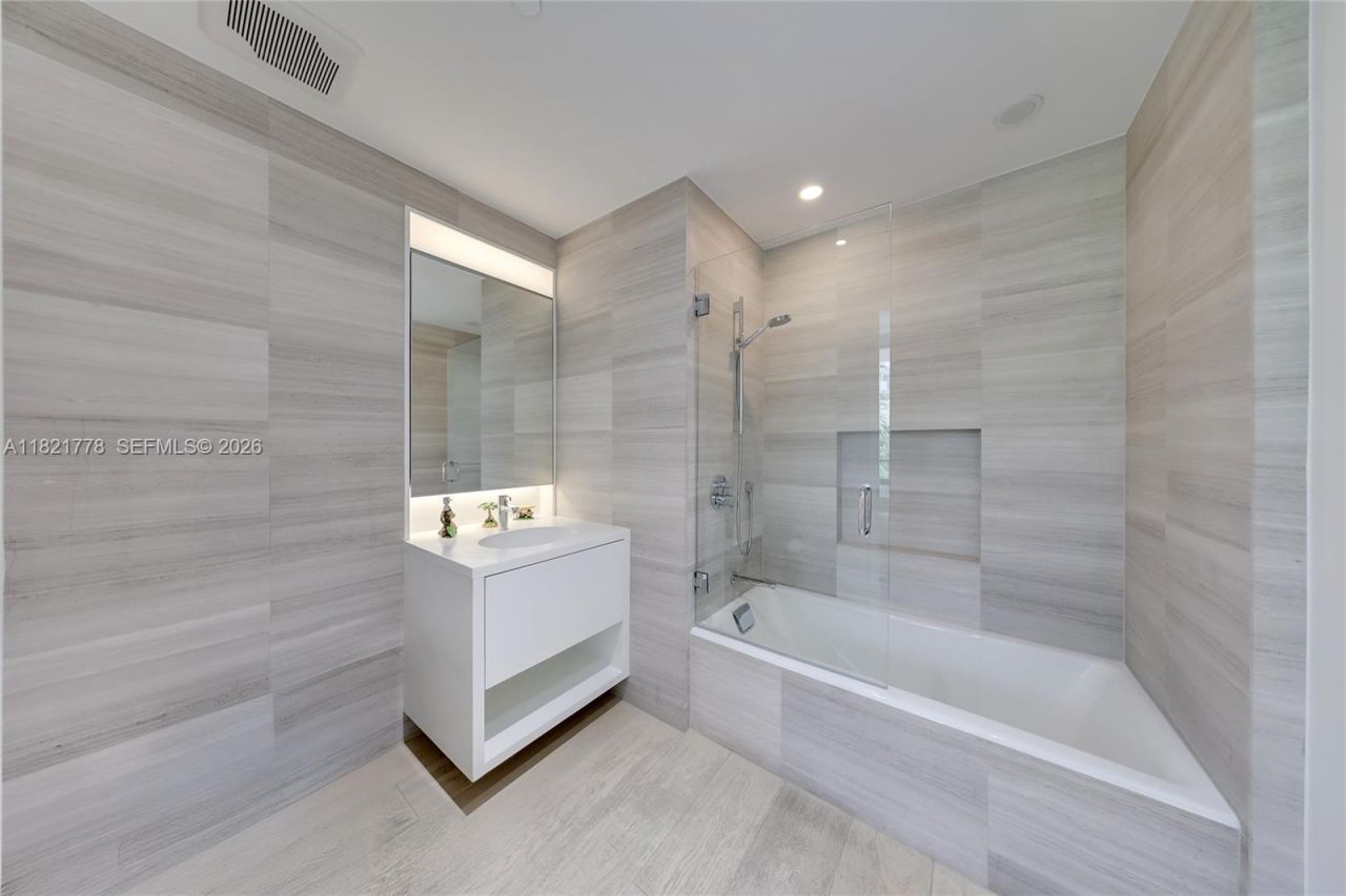 300 Collins Ave, Unit 3D, Miami Beach, FL 33139 Photo