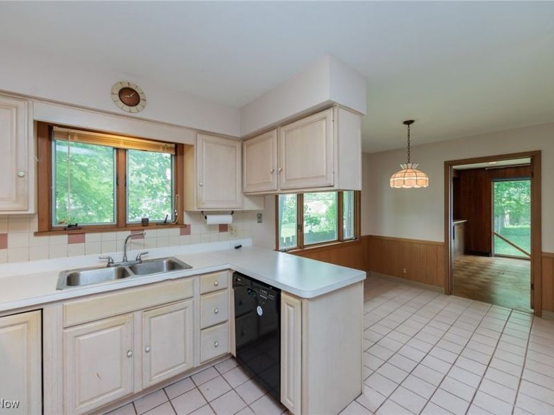 2375 Glendon Road, Cleveland, OH 44118 Photo 10