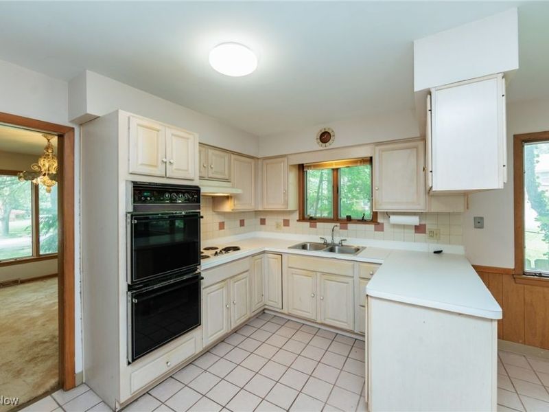 2375 Glendon Road, Cleveland, OH 44118 Photo 11