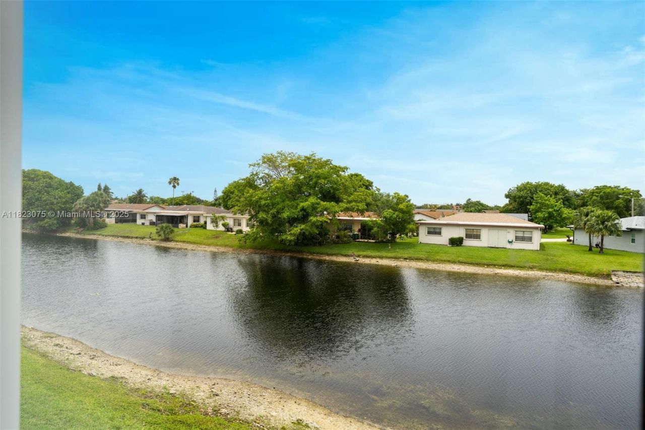 9455 N Belfort Cir, Unit 211, Tamarac, FL 33321 Photo