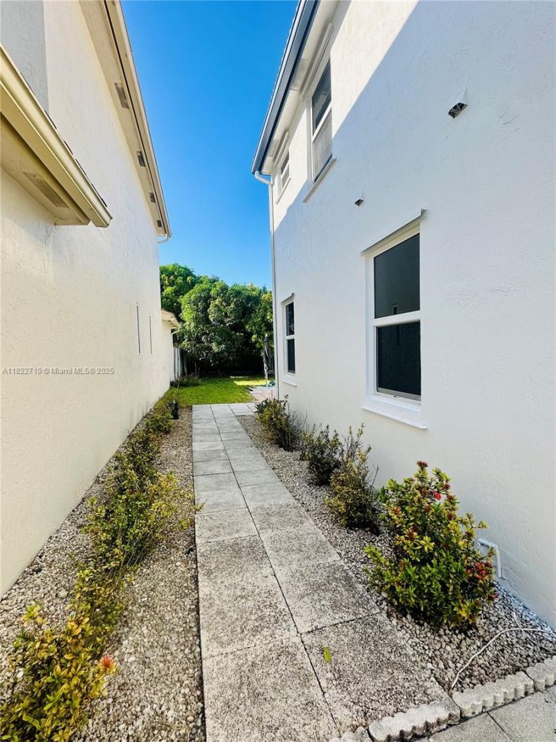 18961 NW 22nd St, Pembroke Pines, FL 33029 Photo