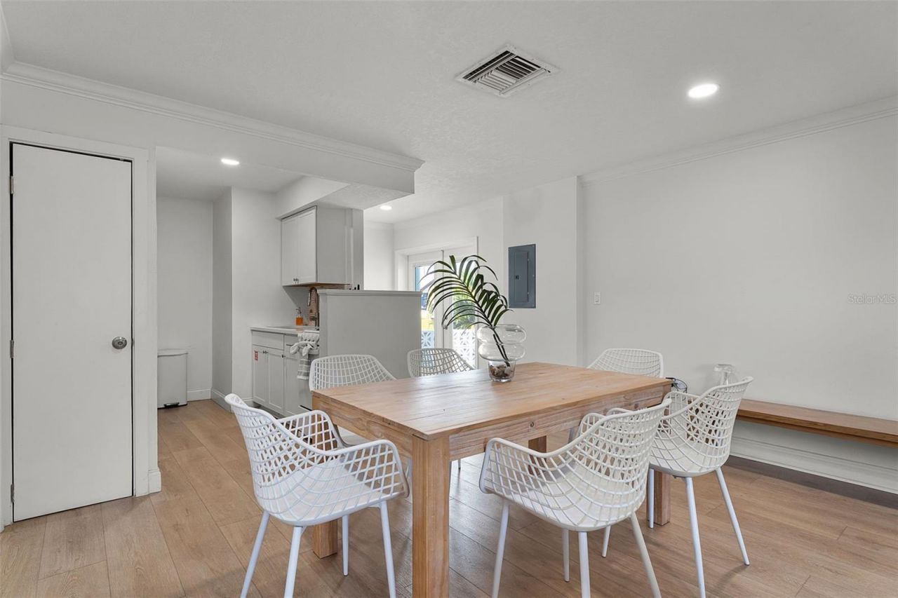 402 S Orlando Avenue, Cocoa Beach, FL 32931 Photo