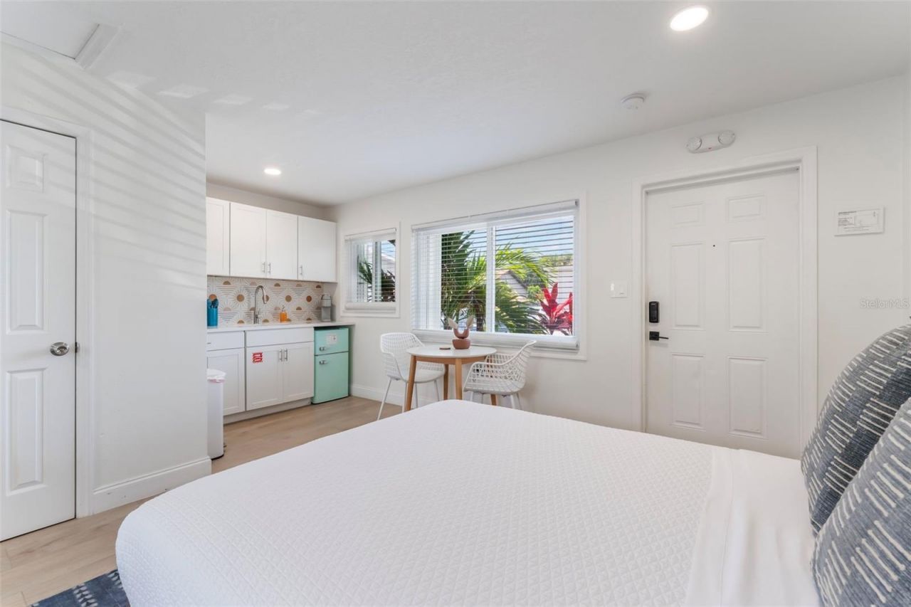 402 S Orlando Avenue, Cocoa Beach, FL 32931 Photo