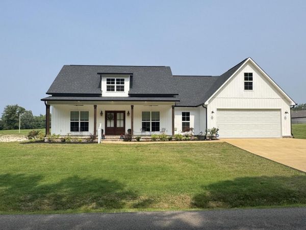 218 Robert Lee Dr., Booneville, MS 38829