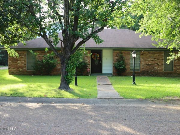 219 Lake Cove Drive, Jackson, MS 39212