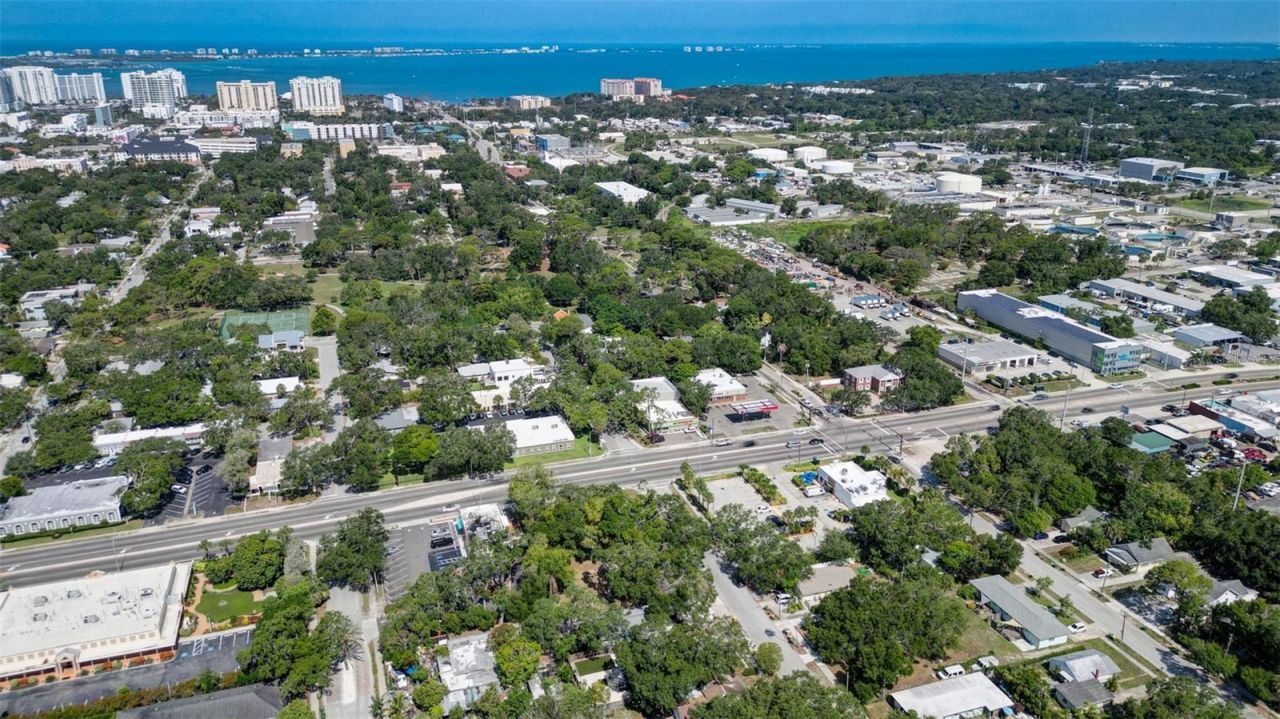 2050-2026 10th, Sarasota, FL 34237 Photo