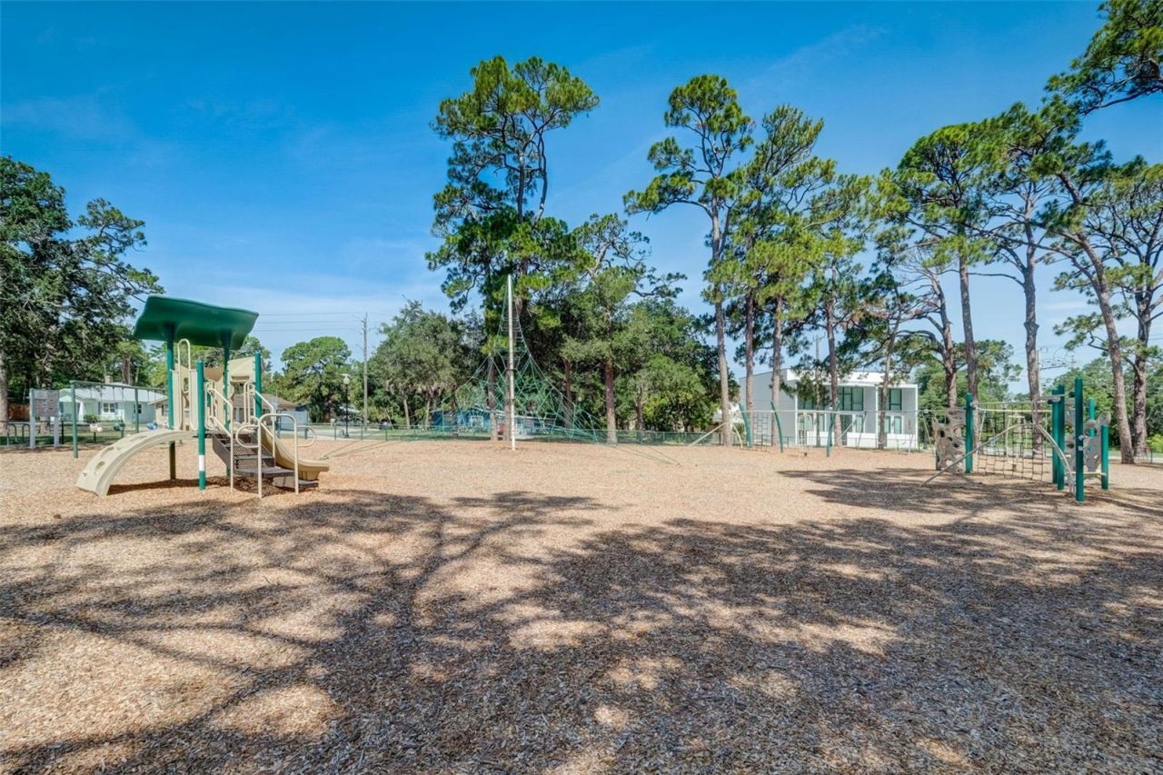 2050-2026 10th, Sarasota, FL 34237 Photo