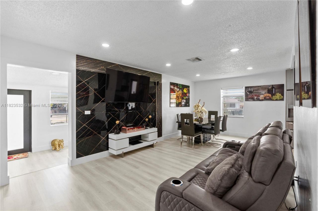 6474 Palm Ave, Hialeah, FL 33012 Photo