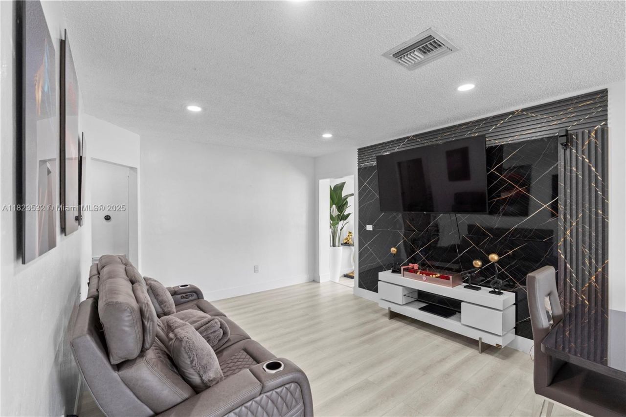 6474 Palm Ave, Hialeah, FL 33012 Photo