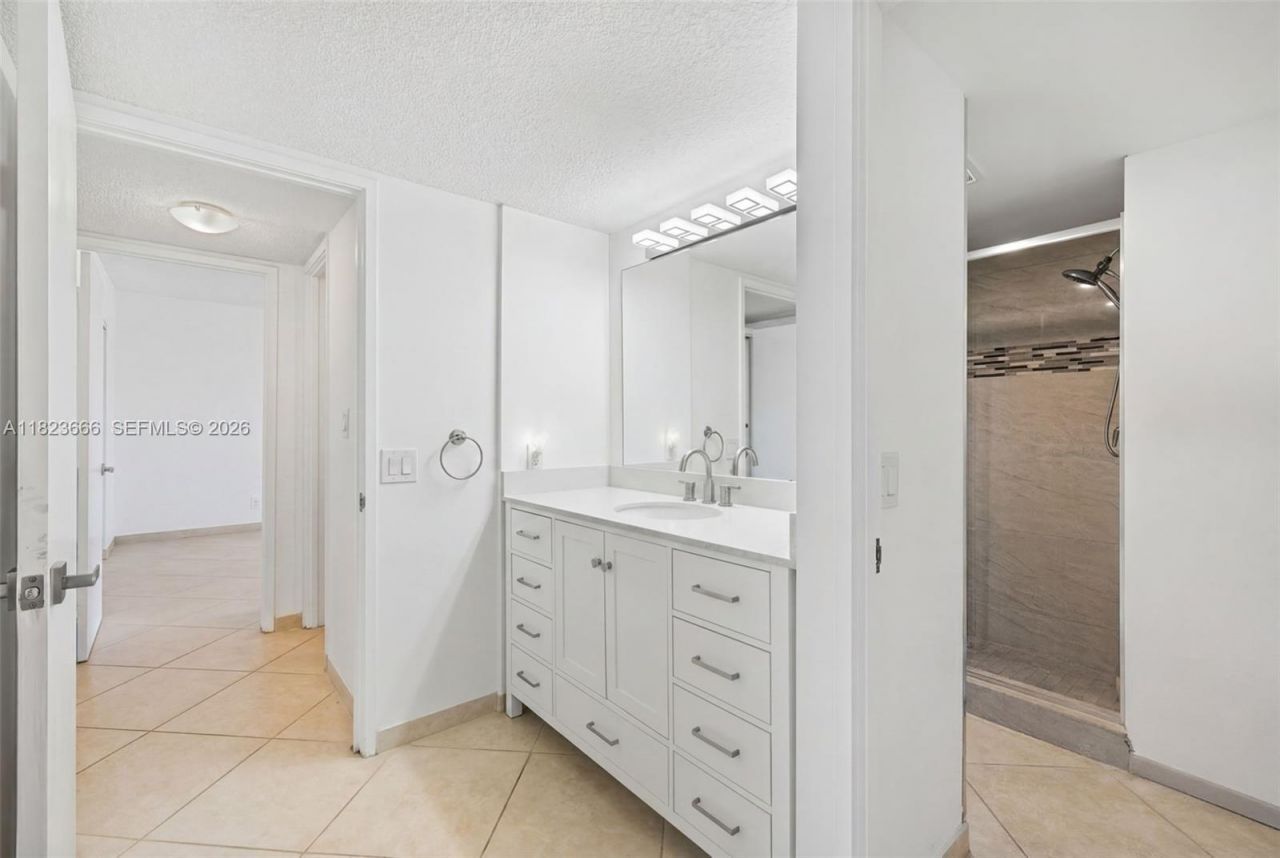 3731 N Country Club Dr, Unit 2023, Aventura, FL 33180 Photo