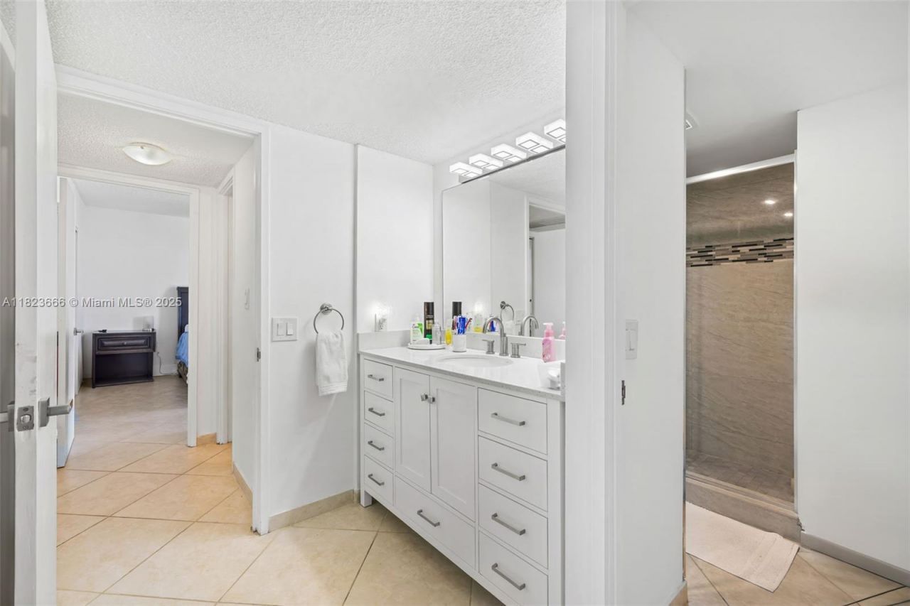3731 N Country Club Dr, Unit 2023, Aventura, FL 33180 Photo