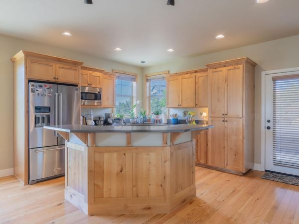 1202 SE Yarrow Avenue, Madras, OR 97741