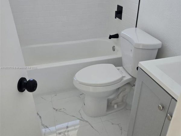 1000 W 28 St, Unit 17, Hialeah, FL 33010