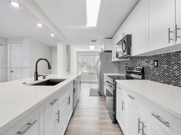 8239 NW 8th St, Unit 3, Plantation, FL 33324