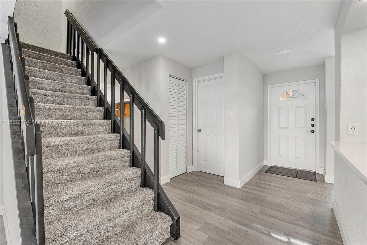 8239 NW 8th St, Unit 3, Plantation, FL 33324 Photo