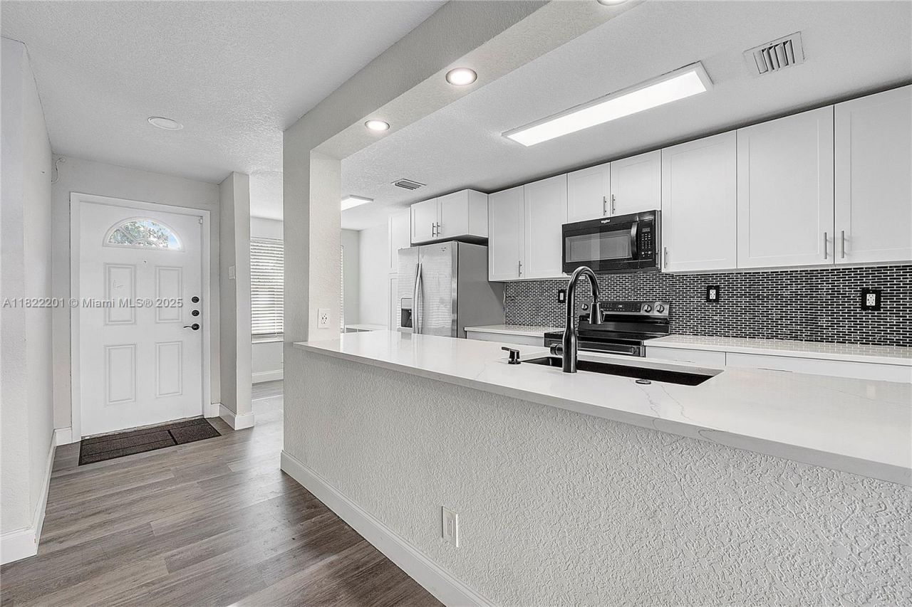 8239 NW 8th St, Unit 3, Plantation, FL 33324 Photo