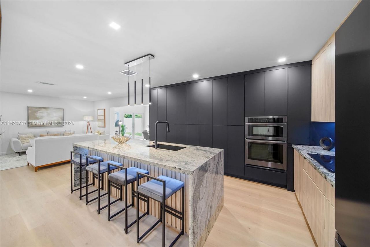 11530 NE 7th Ave, Biscayne Park, FL 33161 Photo