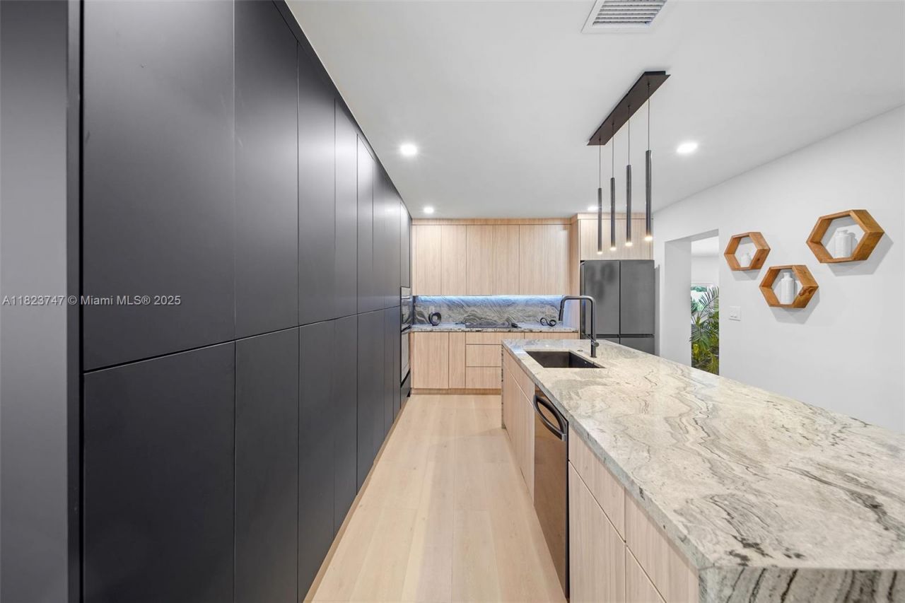 11530 NE 7th Ave, Biscayne Park, FL 33161 Photo