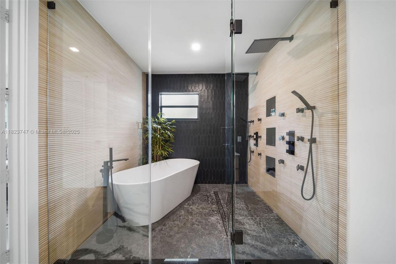 11530 NE 7th Ave, Biscayne Park, FL 33161 Photo