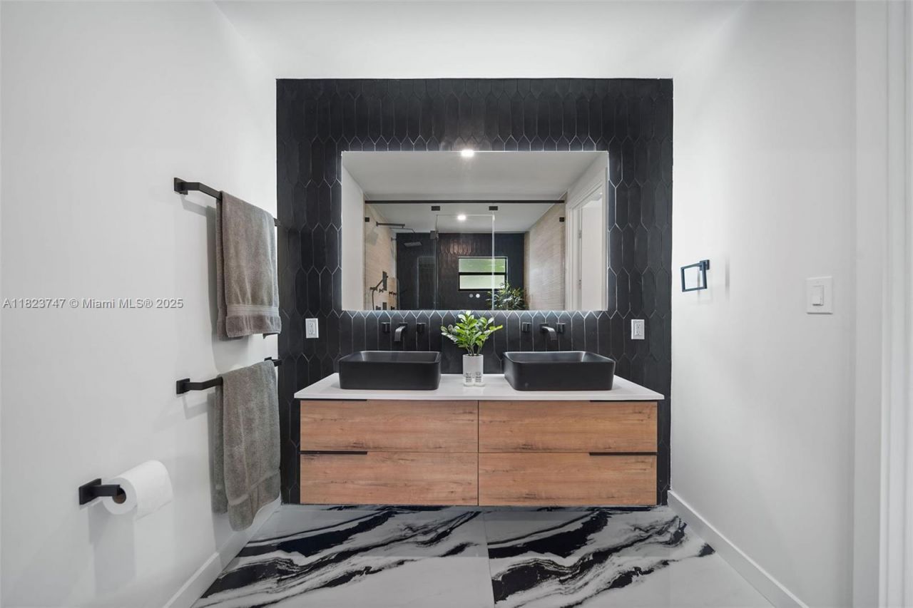 11530 NE 7th Ave, Biscayne Park, FL 33161 Photo