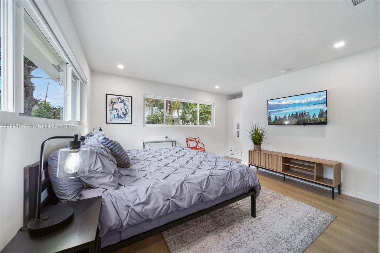 11530 NE 7th Ave, Biscayne Park, FL 33161 Photo