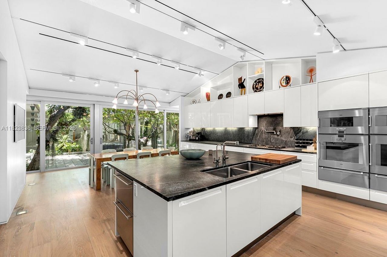 11 La Gorce Cir, Miami Beach, FL 33141 Photo