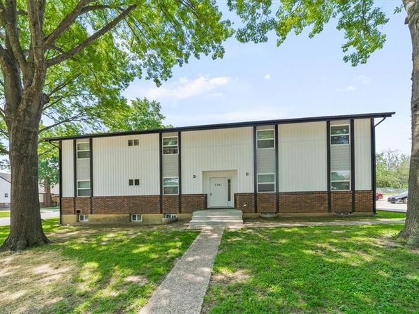 2201 Twin Oaks Drive, Harrisonville, MO 64701