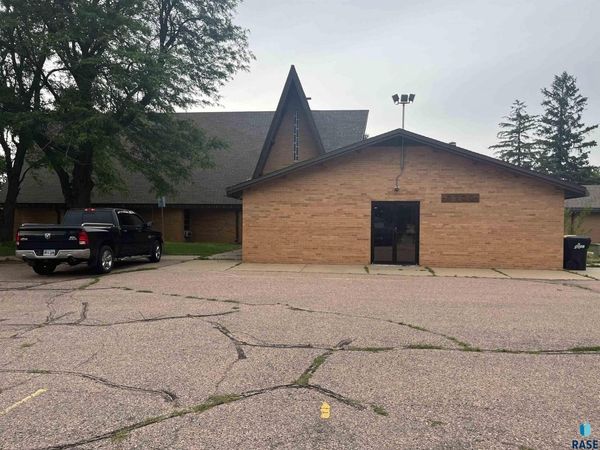 3300 E Oak St, Sioux Falls, SD 57103