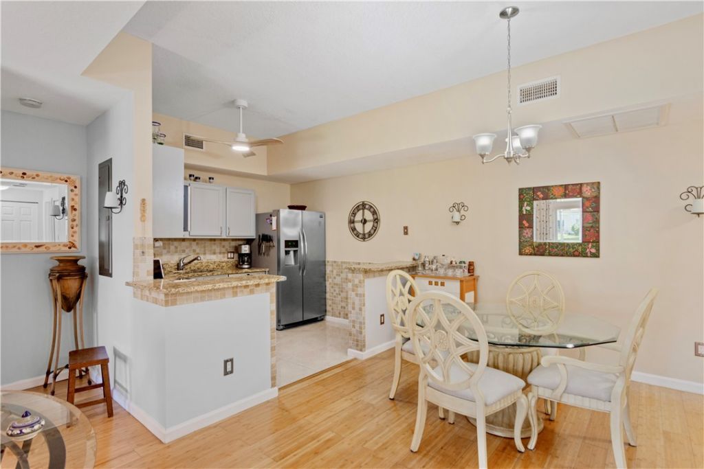 528 7th Square, Unit 102, Vero Beach, FL 32962 Photo