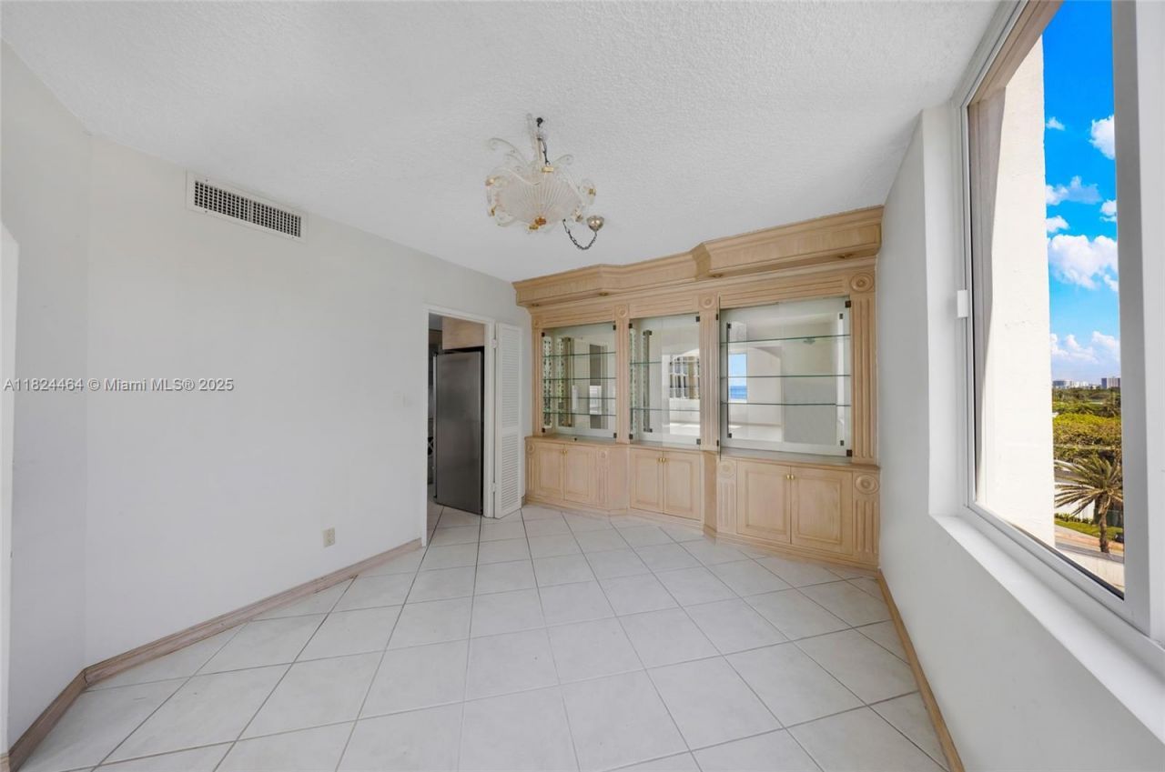 5401 Collins Ave, Unit 419, Miami Beach, FL 33140 Photo