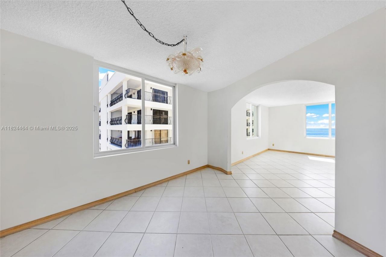 5401 Collins Ave, Unit 419, Miami Beach, FL 33140 Photo