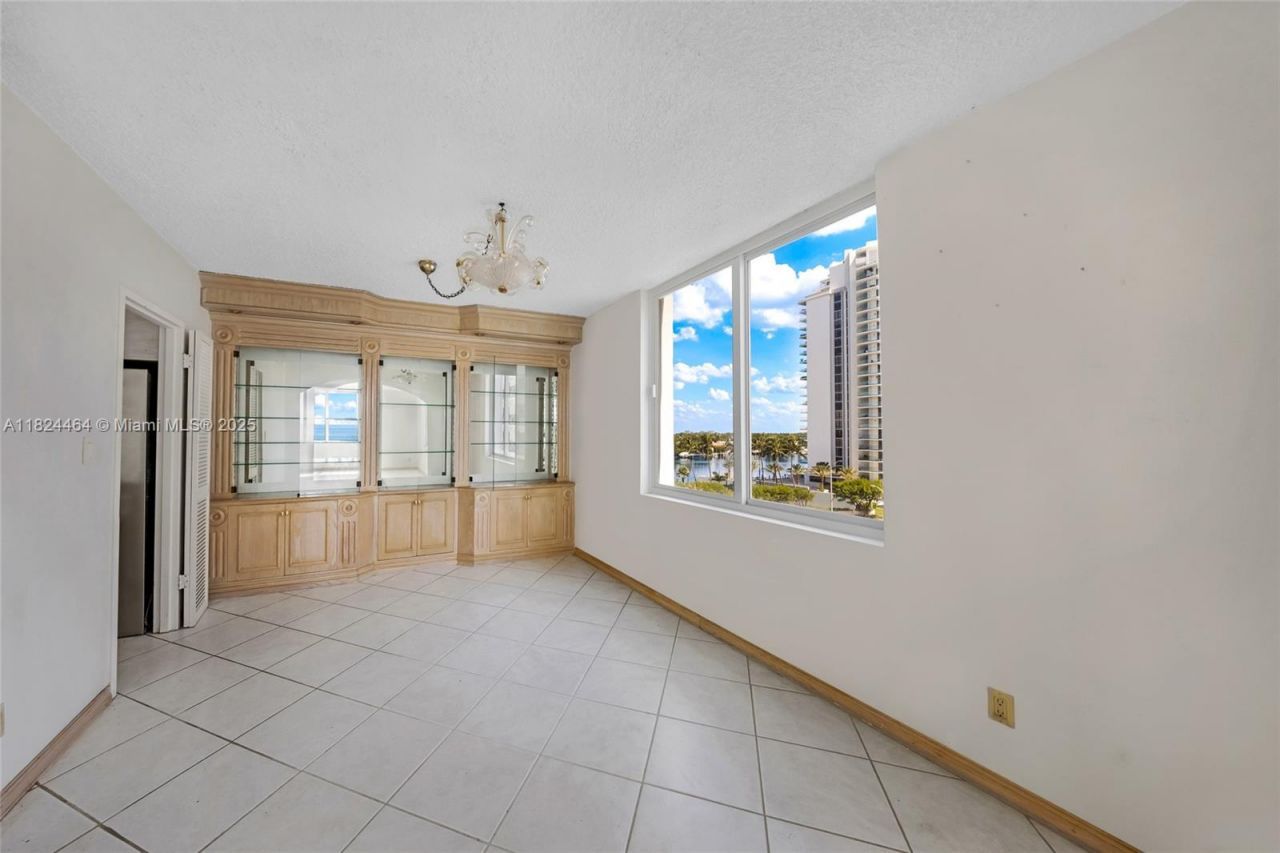 5401 Collins Ave, Unit 419, Miami Beach, FL 33140 Photo