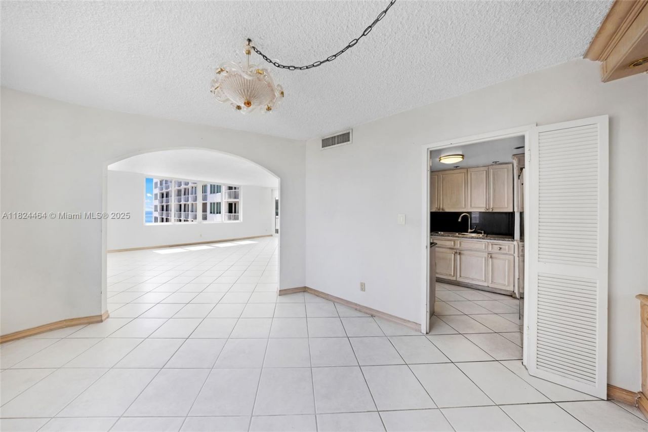 5401 Collins Ave, Unit 419, Miami Beach, FL 33140 Photo
