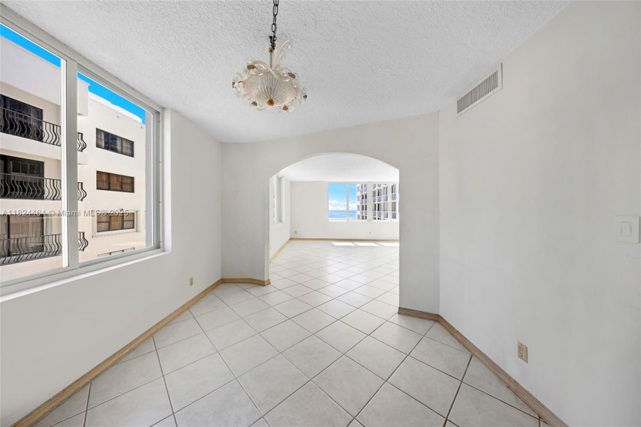 5401 Collins Ave, Unit 419, Miami Beach, FL 33140 Photo