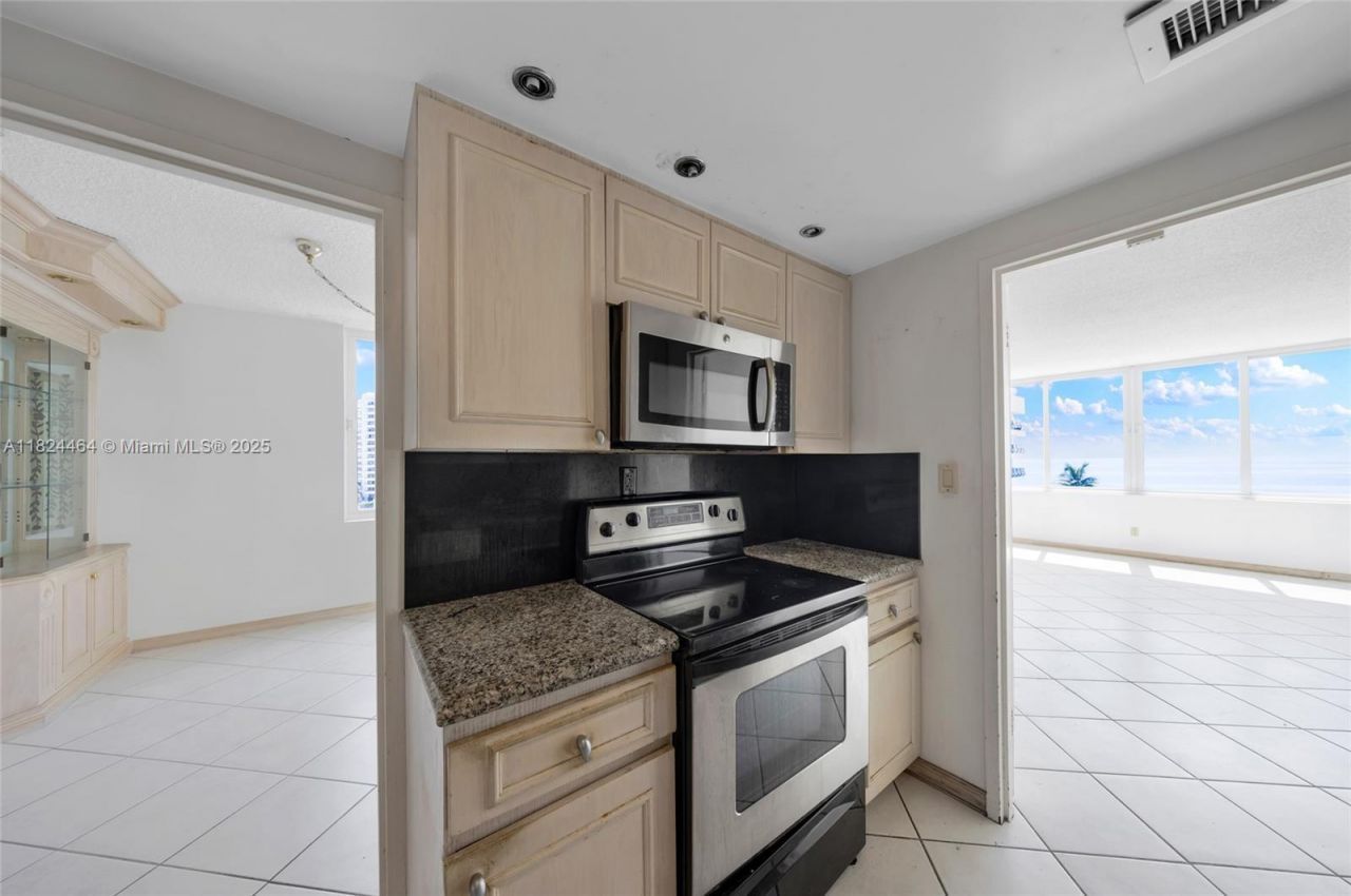 5401 Collins Ave, Unit 419, Miami Beach, FL 33140 Photo