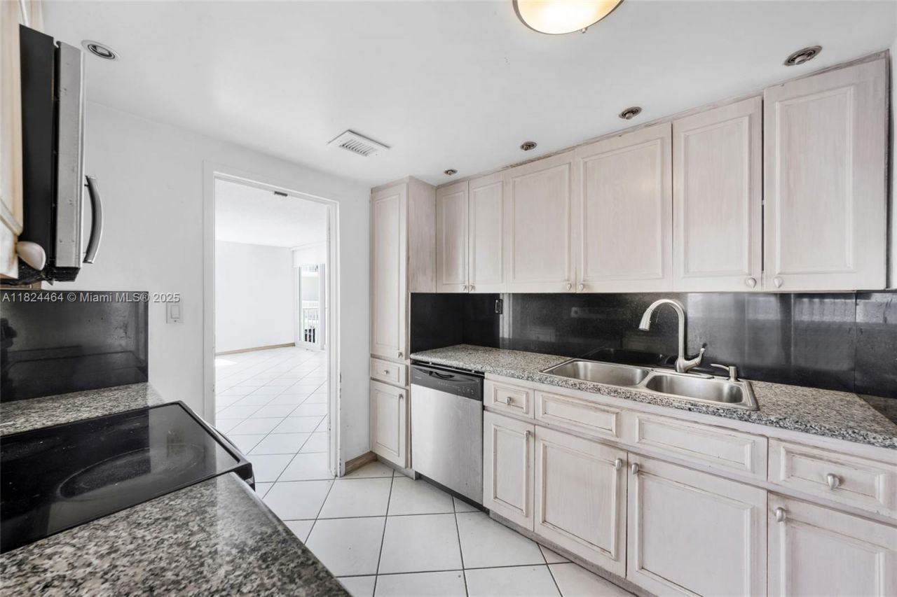5401 Collins Ave, Unit 419, Miami Beach, FL 33140 Photo