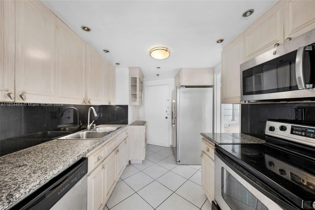 5401 Collins Ave, Unit 419, Miami Beach, FL 33140 Photo