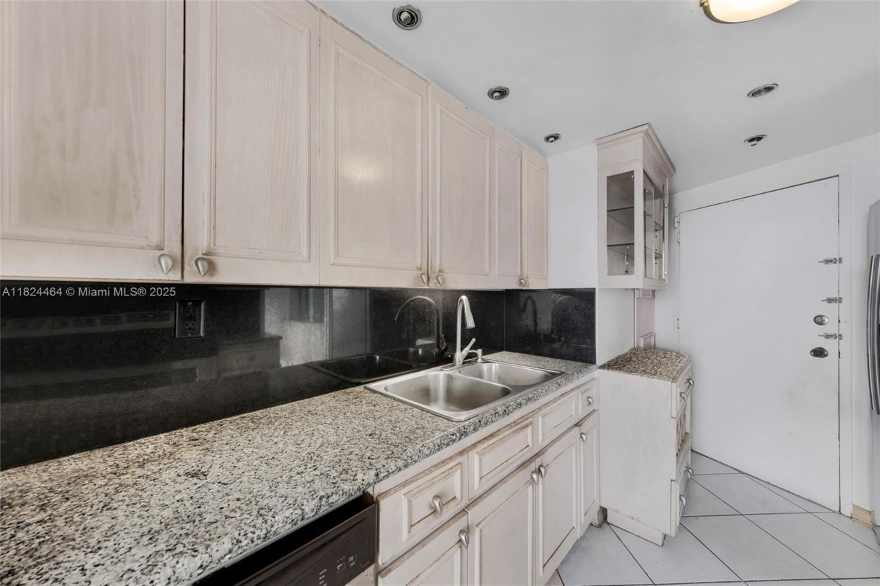 5401 Collins Ave, Unit 419, Miami Beach, FL 33140 Photo