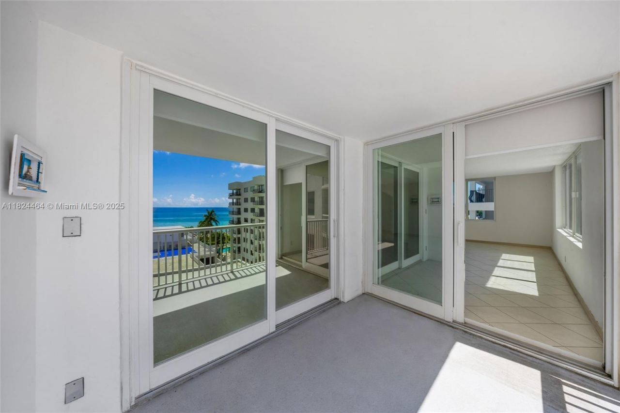 5401 Collins Ave, Unit 419, Miami Beach, FL 33140 Photo