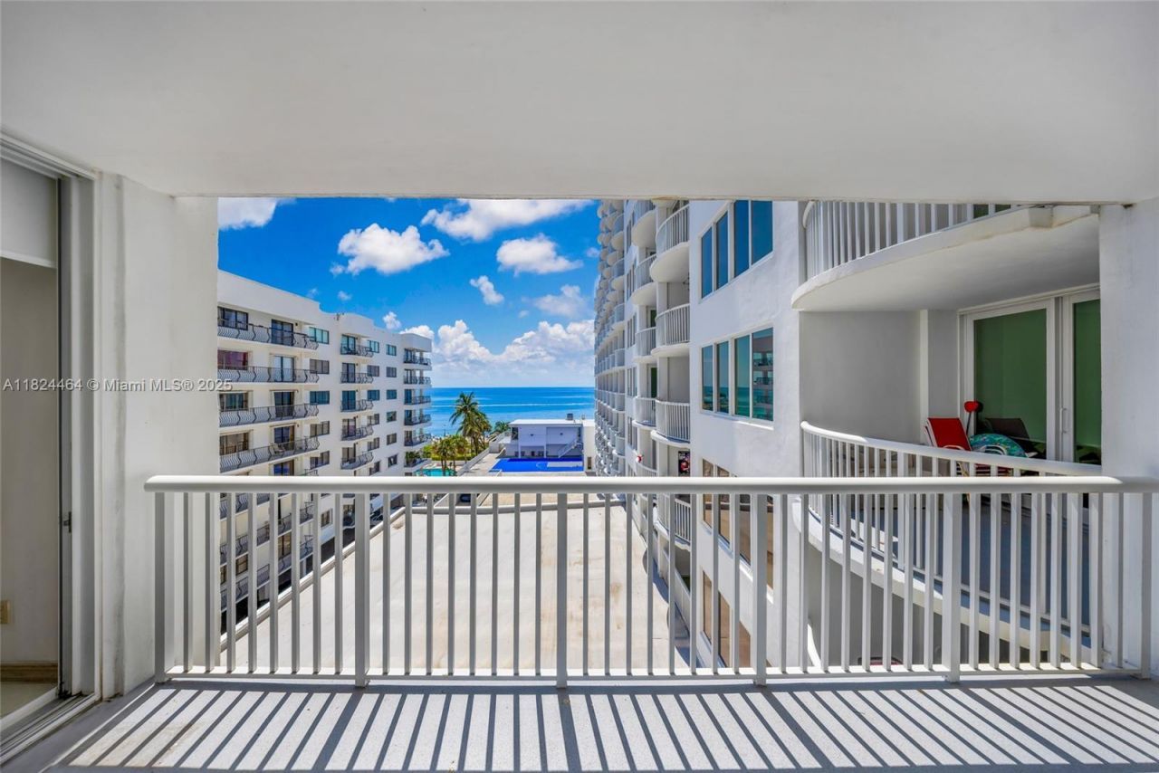 5401 Collins Ave, Unit 419, Miami Beach, FL 33140 Photo
