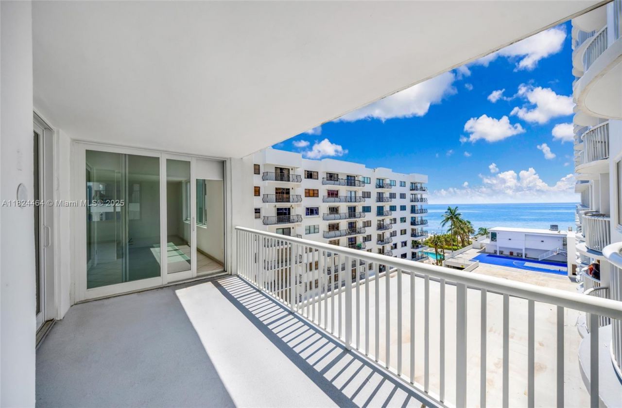 5401 Collins Ave, Unit 419, Miami Beach, FL 33140 Photo