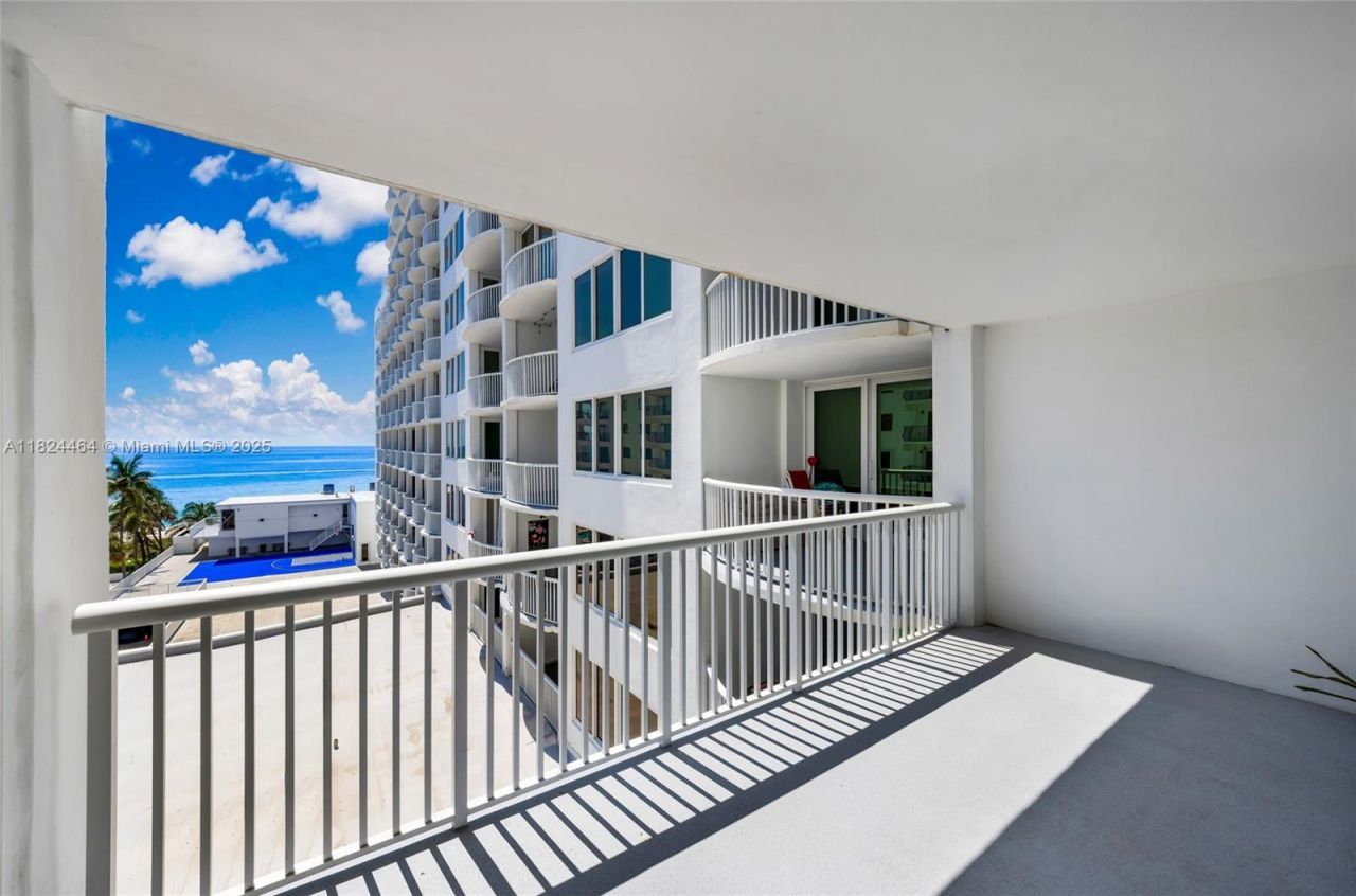 5401 Collins Ave, Unit 419, Miami Beach, FL 33140 Photo