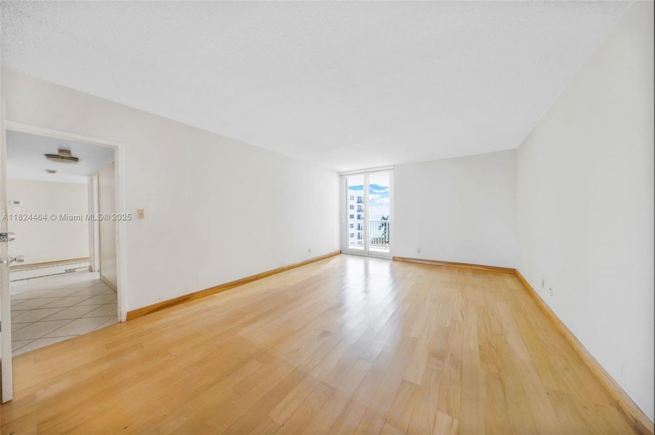 5401 Collins Ave, Unit 419, Miami Beach, FL 33140 Photo