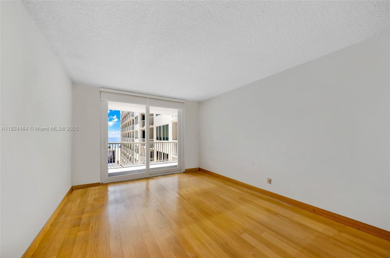 5401 Collins Ave, Unit 419, Miami Beach, FL 33140 Photo